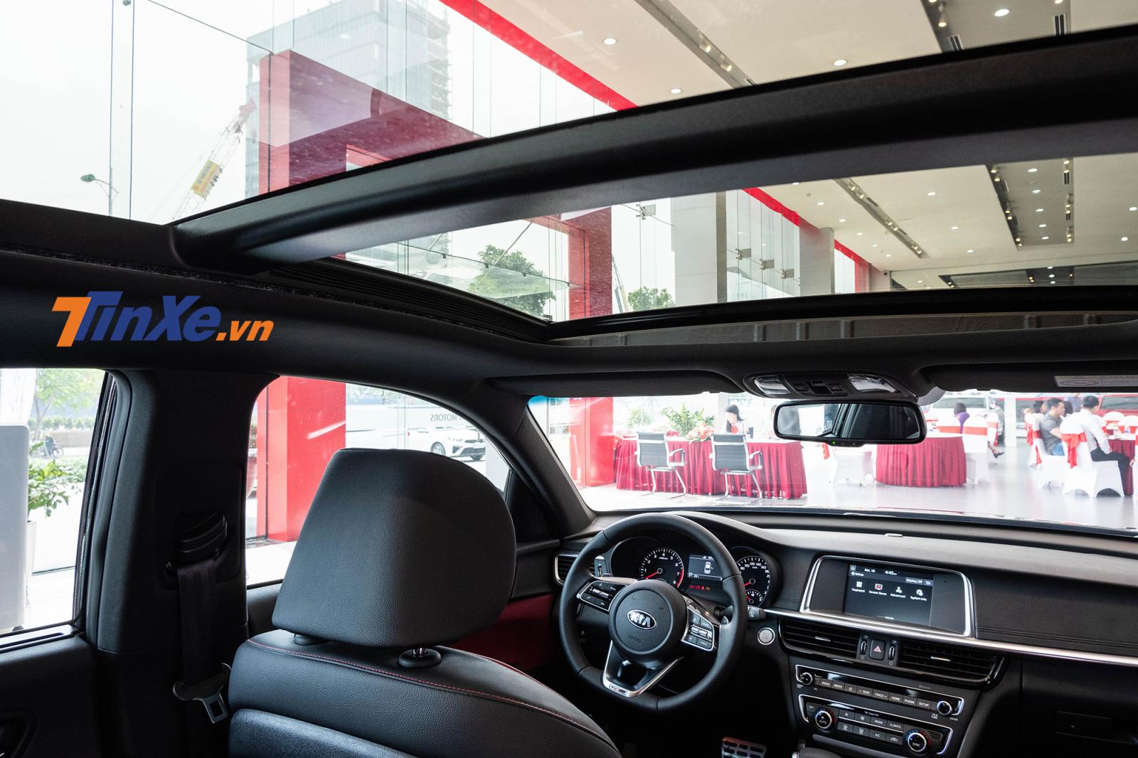 Cửa sổ trời vẫn được trang bị nhưng điểm mới ở bản 2.4 GT-Line mới chính là sự xuất hiện của đèn nội thất