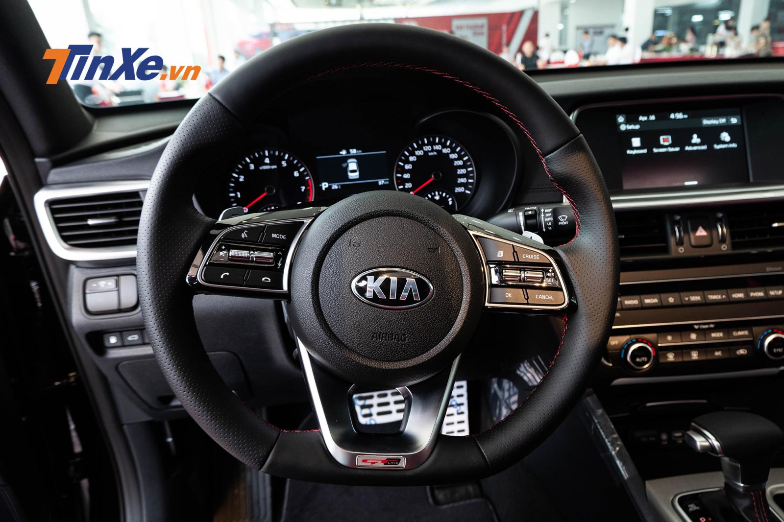 Vô lăng vát đáy tích hợp các phím điều khiển âm lượng, ga tự động cruise control và đàm thoại rảnh tay trên bản GT-Line