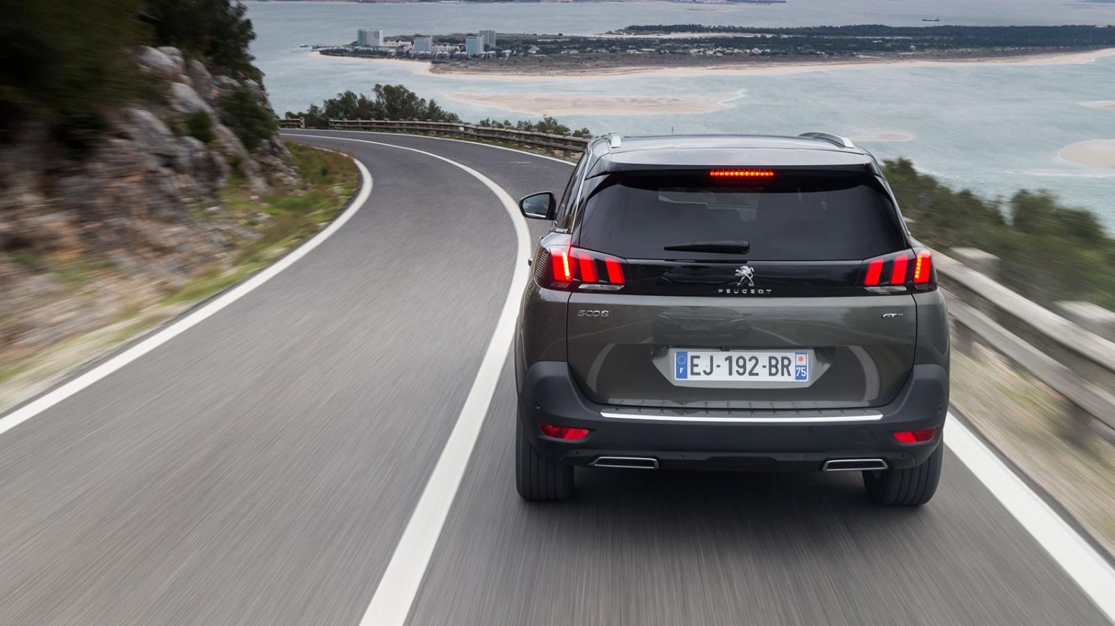 Thiết kế đu&ocirc;i sau của Peugeot 5008 kh&aacute; hiện đại, trẻ trung