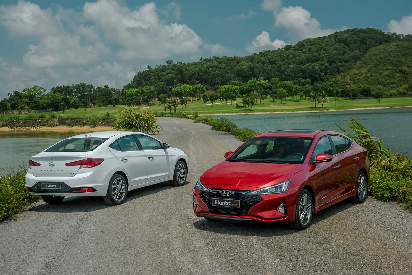 Ở phiên bản nâng cấp giữa vòng đời, Hyundai Elantra 2019 có thiết kế bớt đi một phần sang trọng mà tập trung vào hướng thể thao, trẻ trung