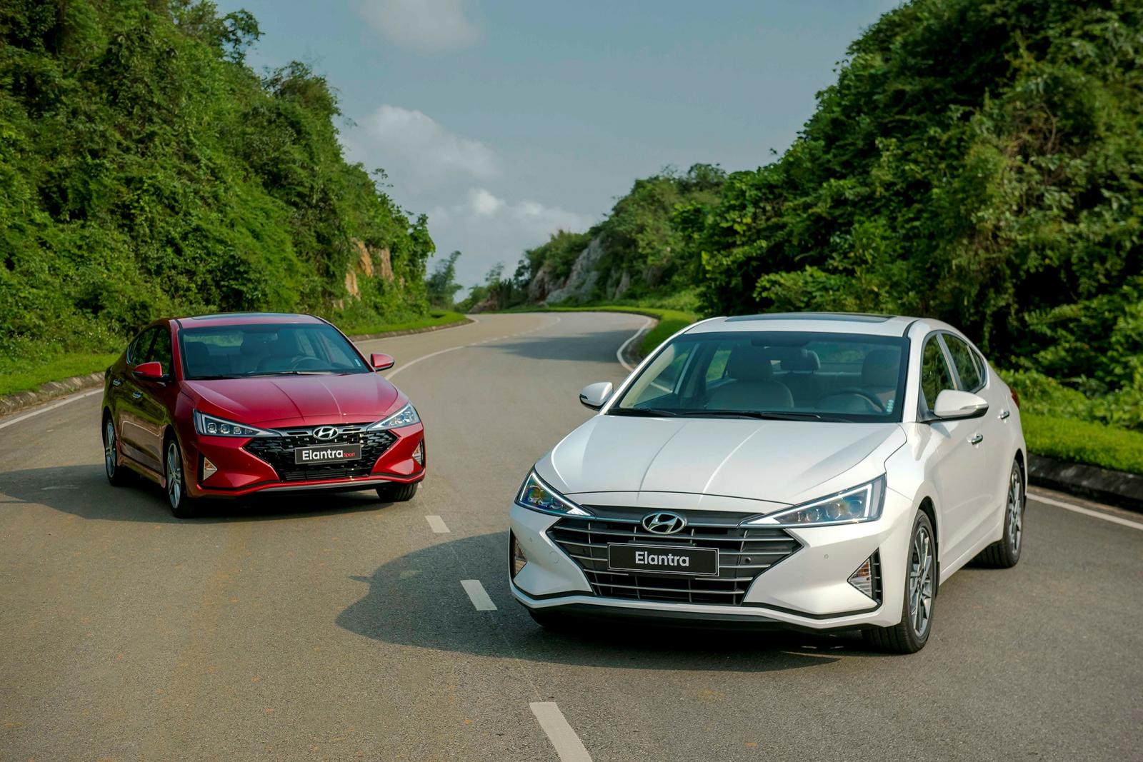 Thay đổi nhiều nhất ở thiết kế ngoại thất của Hyundai Elantra 2019 chính là mặt ca lăng trước, ấn tượng với lưới tản nhiệt phong cách “Cascading Grille”, ca-pô cũng được bổ sung thêm một số đường gân khỏe khoắn hơn