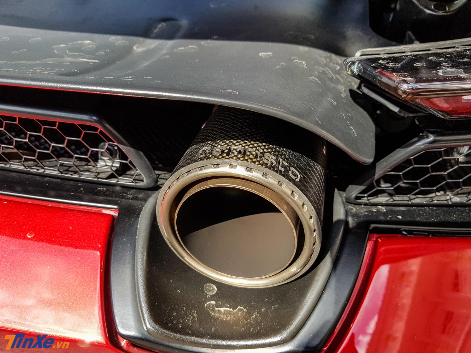Chiếc siêu xe McLaren 720S này đã được chủ nhân thay ống xả độ của Capristo