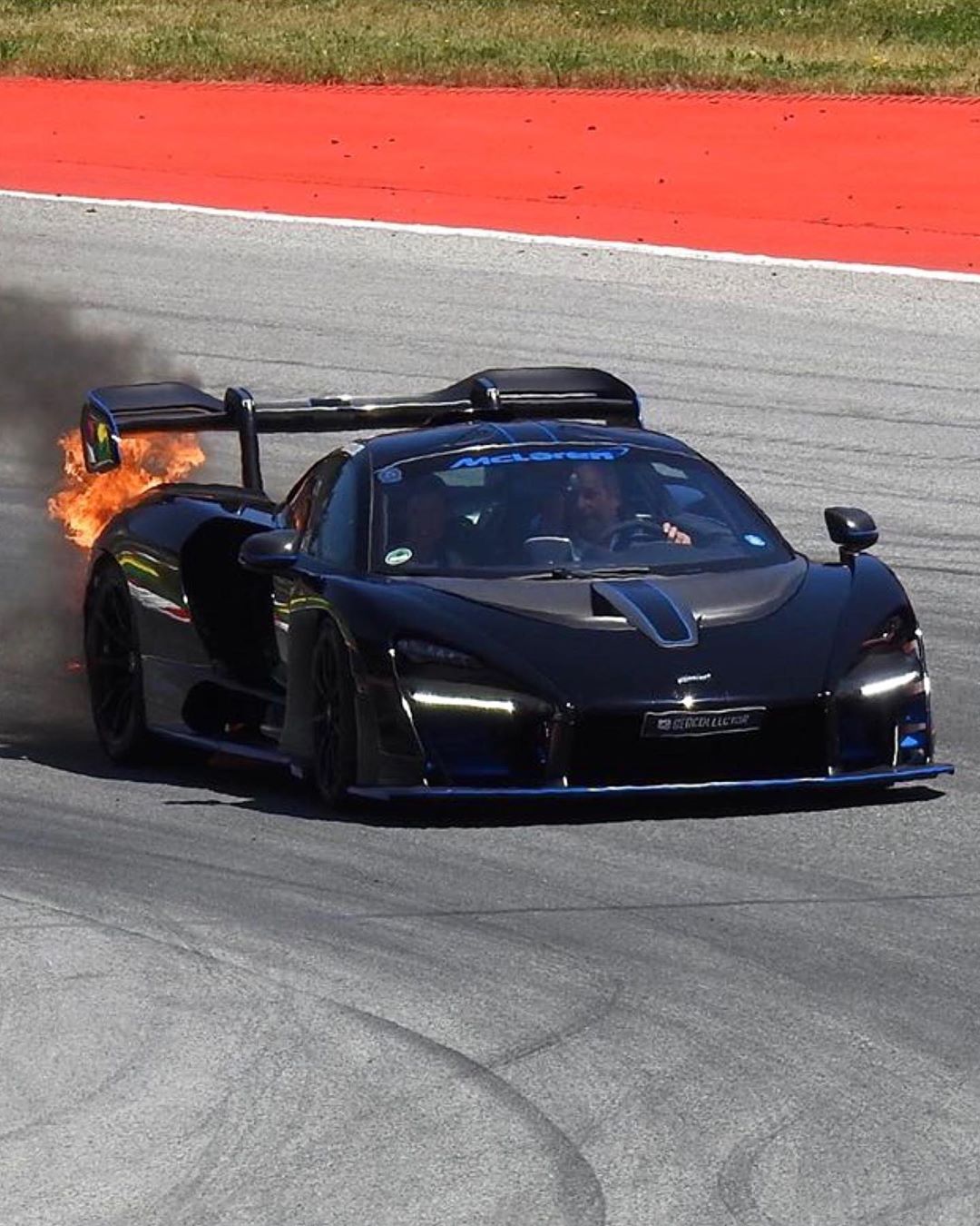 Ngọn lửa bốc l&ecirc;n từ phần đu&ocirc;i ph&iacute;a sau của chiếc McLaren Senna