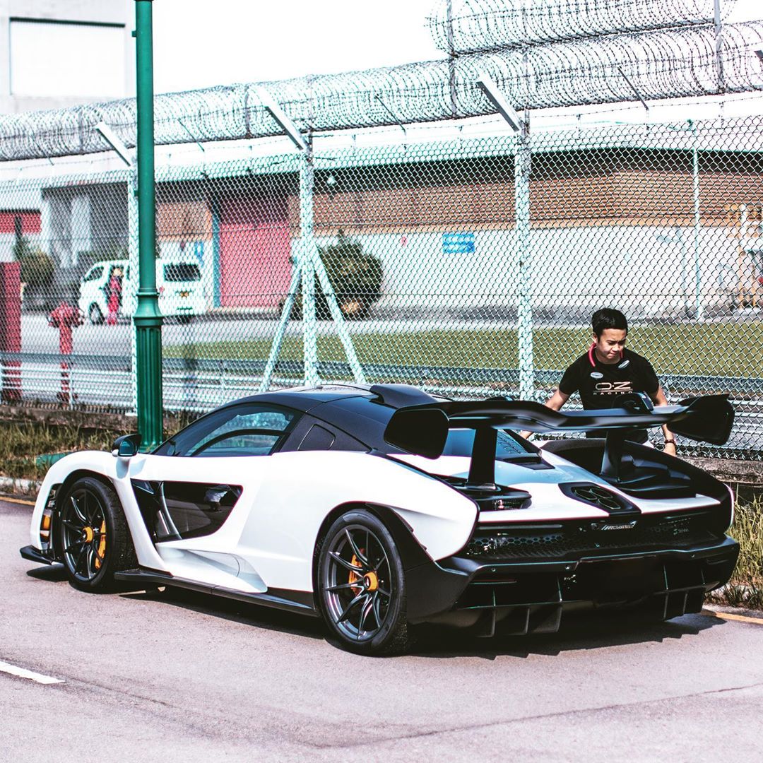 Siêu xe McLaren Senna mang màu trắng mới được vận chuyển đến Hồng Kông