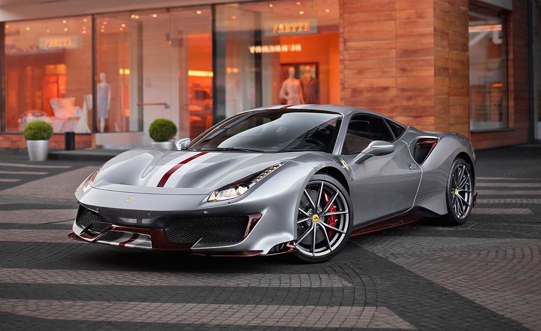 Ferrari 488 Pista m&agrave;u bạc với điểm nhấn carbon đỏ khiến kh&ocirc;ng &iacute;t người đứng h&igrave;nh