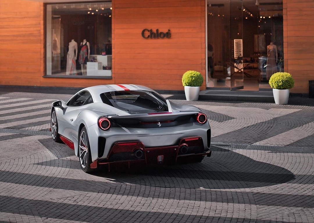 Vẻ đẹp của si&ecirc;u xe Ferrari 488 Pista m&agrave;u bạc v&agrave; sợi carbon đỏ nh&igrave;n từ ph&iacute;a sau
