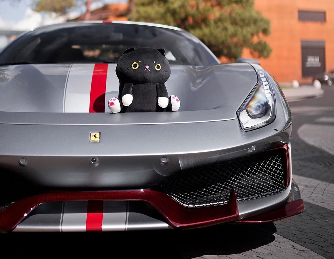 Cận cảnh bộ &aacute;o m&agrave;u bạc phối c&ugrave;ng sợi carbon đỏ của si&ecirc;u xe Ferrari 488 Pista