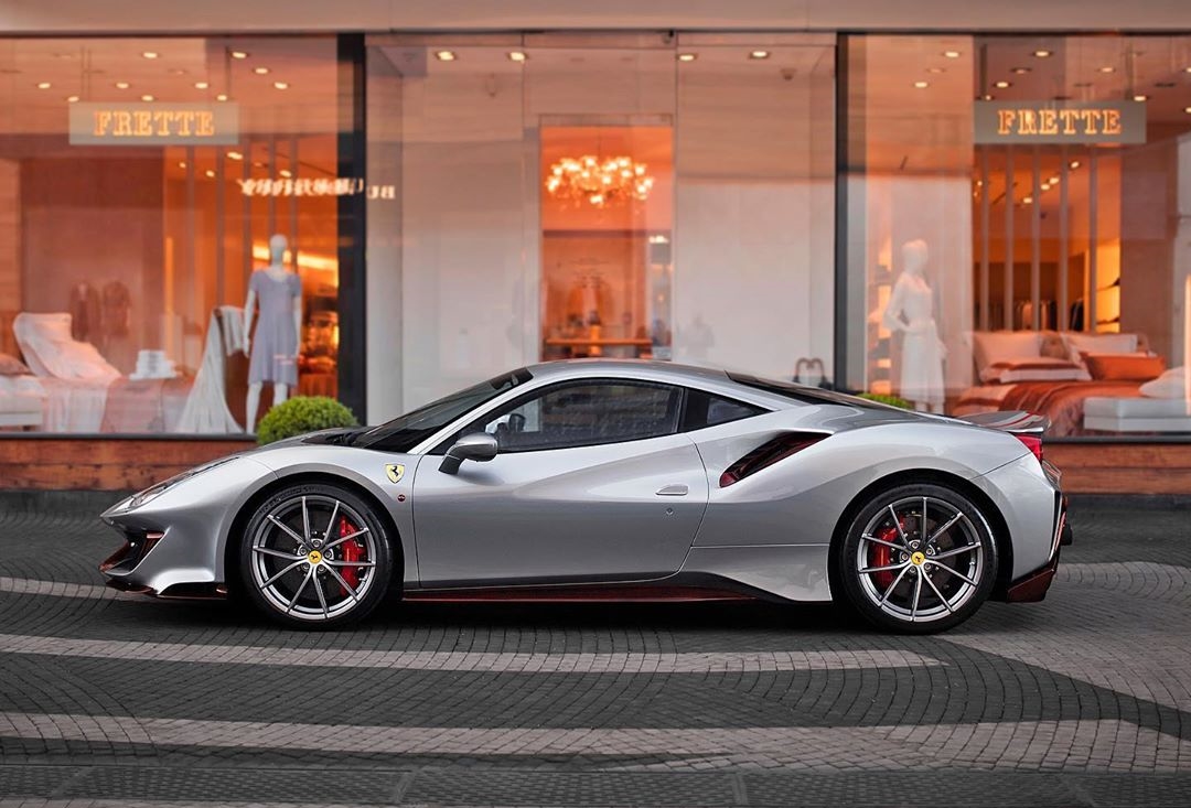 Ngoại thất chiếc si&ecirc;u xe Ferrari 488 Pista n&agrave;y xuất hiện nhiều chi tiết bằng sợi carbon đỏ