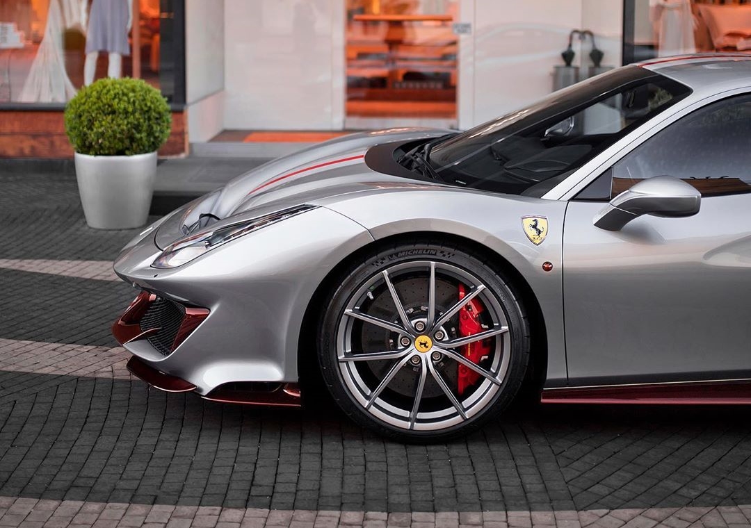 Chiếc Ferrari 488 Pista n&agrave;y c&oacute; bộ v&agrave;nh 5 chấu k&eacute;p si&ecirc;u nhẹ sơn m&agrave;u bạc c&ugrave;ng kẹp phanh m&agrave;u đỏ