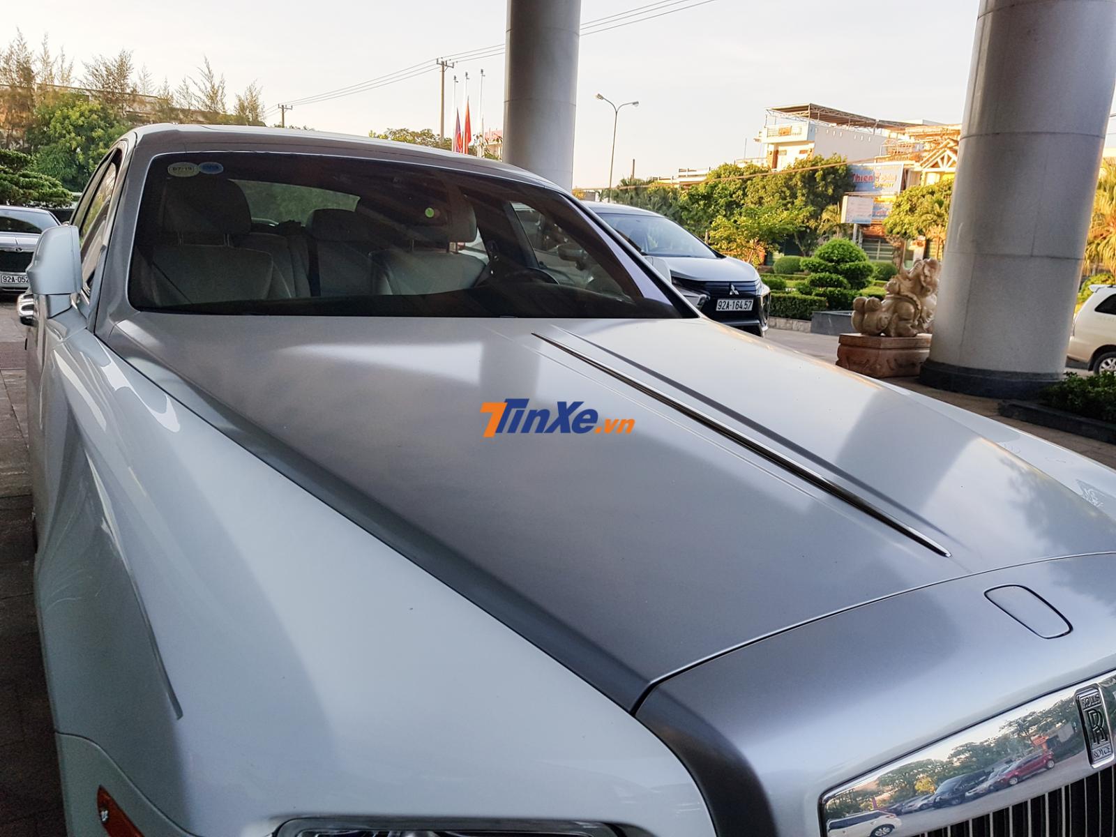 Chủ nhân của xe sau đó đã dán lại nắp capô thành màu bạc để tạo điểm nhấn