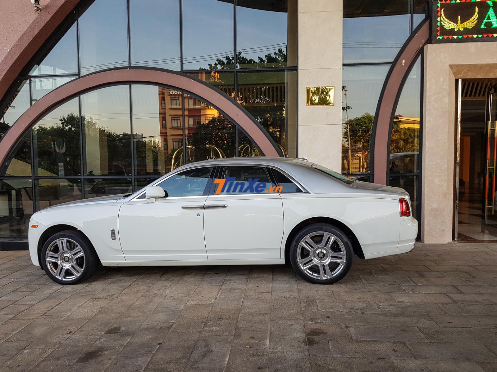 Nhiều người cho rằng có quả gì rơi trúng chiếc xe siêu sang Rolls-Royce Ghost này mới gây ra lực tác động mạnh làm xe bị móp