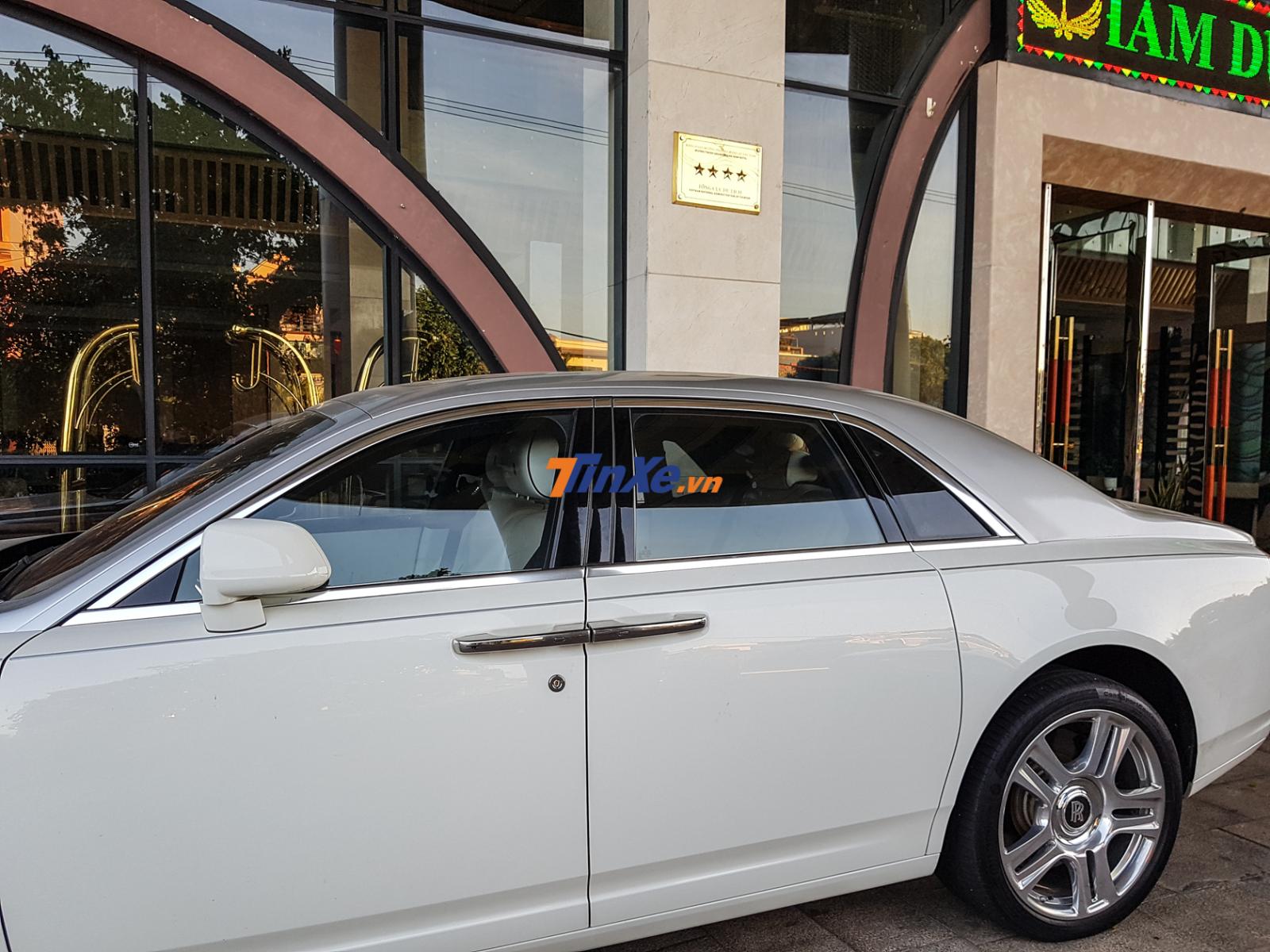 chiếc xe siêu sang Rolls-Royce Ghost này còn gây sự chú ý khi được chủ nhân cho phối ngoại thất thành hai màu là trắng và bạc