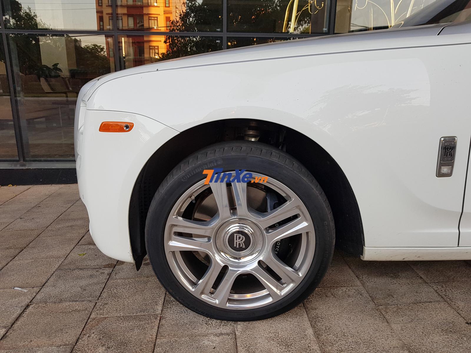 mâm 5 chấu kép sơn màu sáng của chiếc xe siêu sang Rolls-Royce Ghost Series II