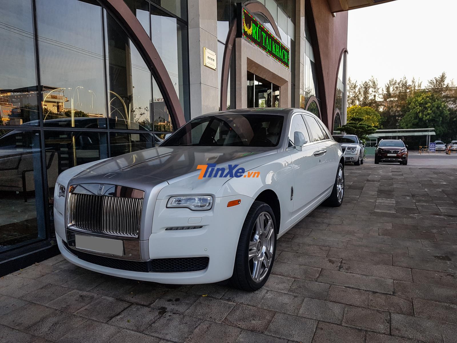 xe siêu sang Rolls-Royce Ghost xuất hiện vết móp khá lớn