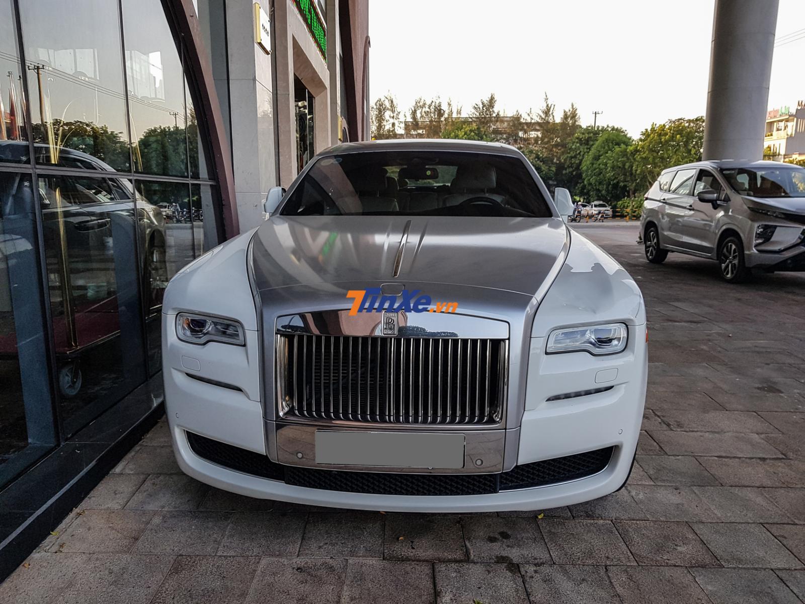 xe siêu sang Rolls-Royce Ghost xuất hiện tại khách sạn cao cấp ở Chu Lai