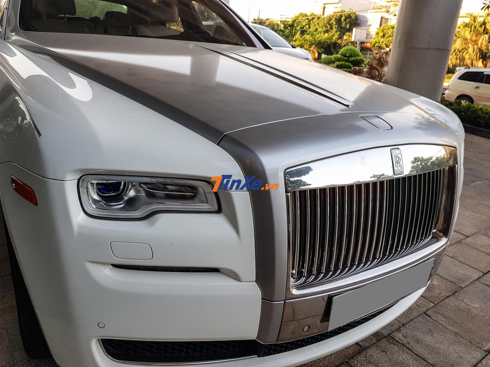 Chiếc xe siêu sang Rolls-Royce Ghost bị móp khá nặng một bên đầu xe thuộc phiên bản Series II