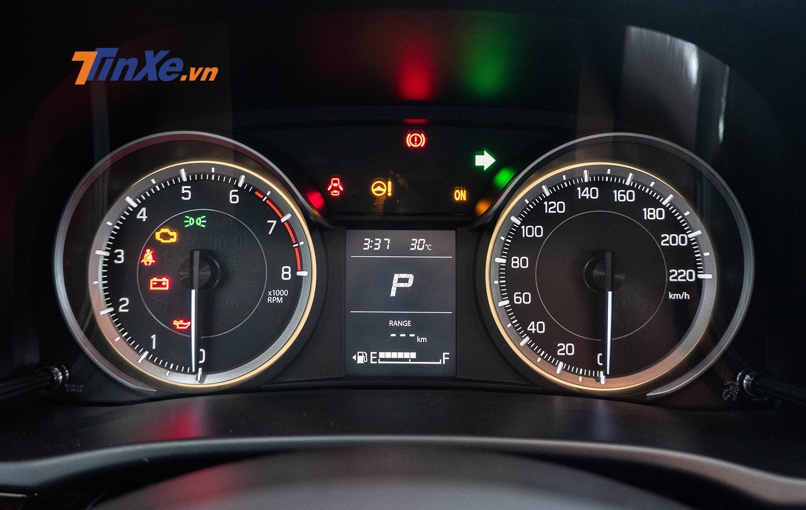 Đằng sau v&ocirc; lăng l&agrave; cụm đồng hồ dạng analogue kết hợp với m&agrave;n h&igrave;nh LCD đơn s&aacute;c kh&aacute; đẹp mắt