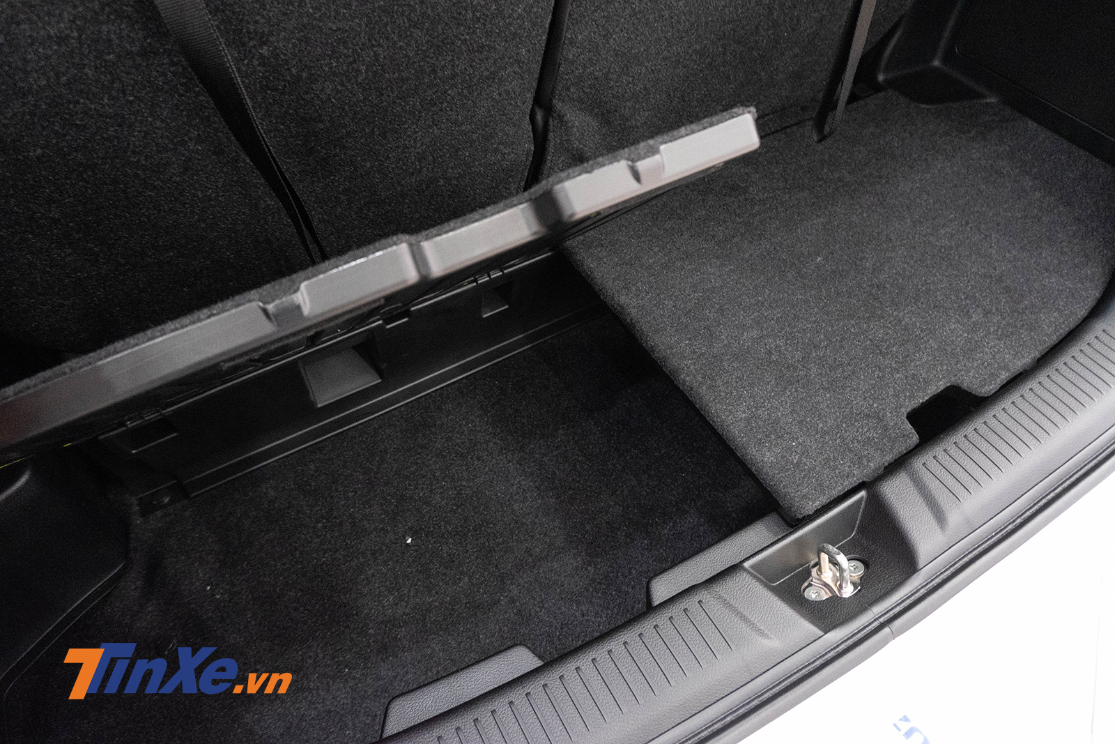 Khu vực cốp sau c&oacute; 2 tầng