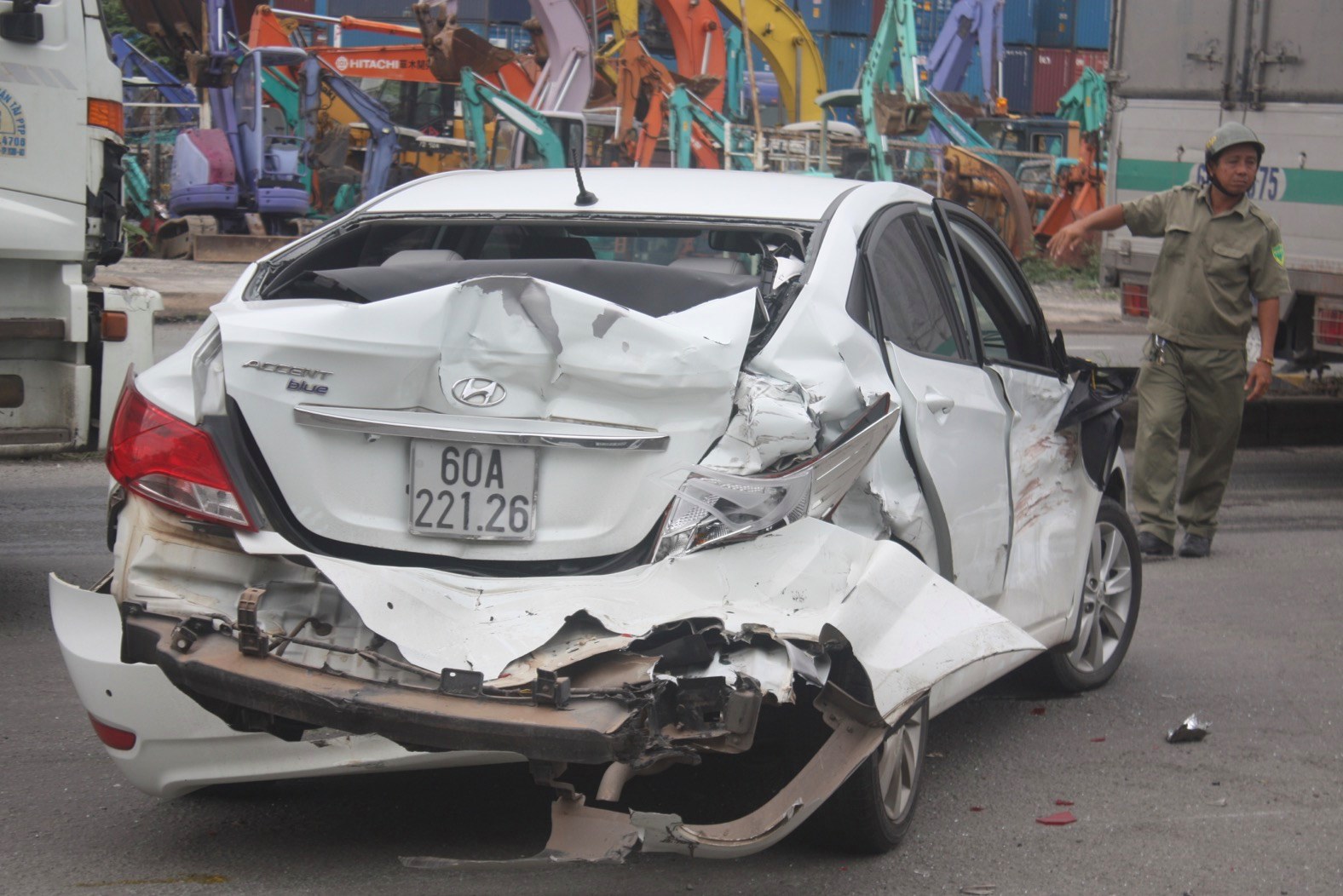 Chiếc Hyundai Accent bị biến dạng phần đu&ocirc;i xe