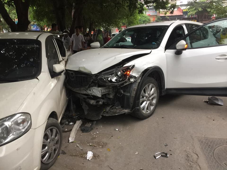 Chiếc Mazda CX-5 bị vỡ nát đầu xe