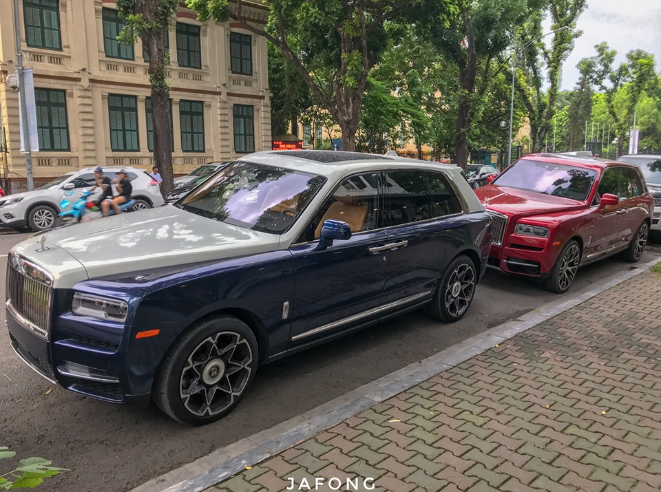 Đây là lần đầu tiên hai chiếc SUV siêu sang Rolls-Royce Cullinan đọ dáng cùng nhau