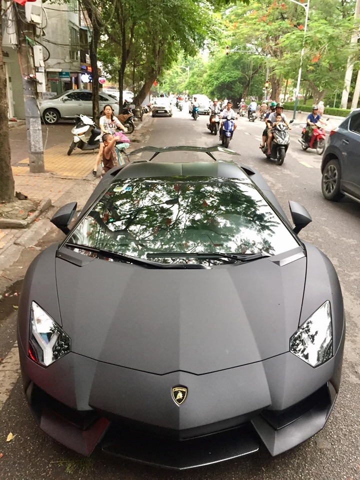 Cận cảnh bộ &aacute;o đen nh&aacute;m của si&ecirc;u xe Lamborghini Aventador LP700-4 Roadster đầu ti&ecirc;n về Việt Nam