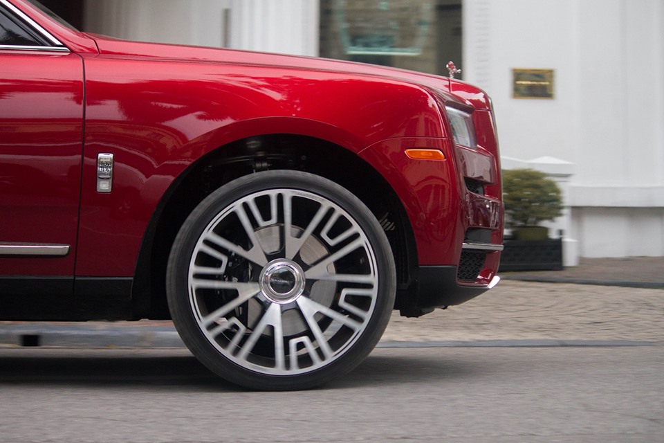 Còn đây là bộ mâm Mansory 24 inch của chiếc SUV siêu sang Rolls-Royce Cullinan thứ 4 về Việt Nam
