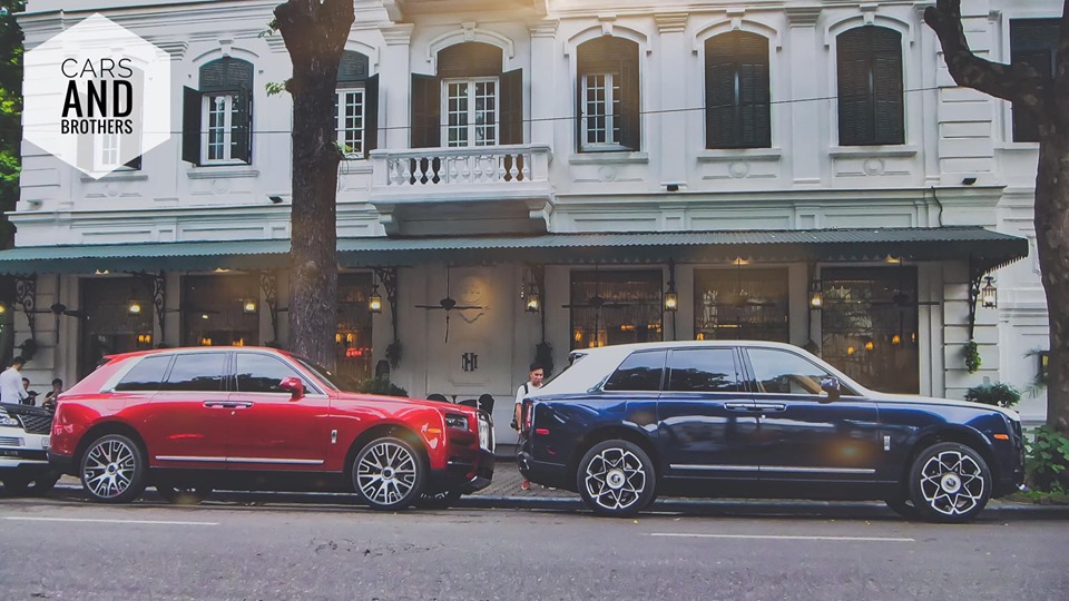 Hai chiếc Rolls-Royce Cullinan đỗ trên đường phố Hà Nội thuộc chiếc đầu tiên và thứ tư có mặt tại Việt Nam