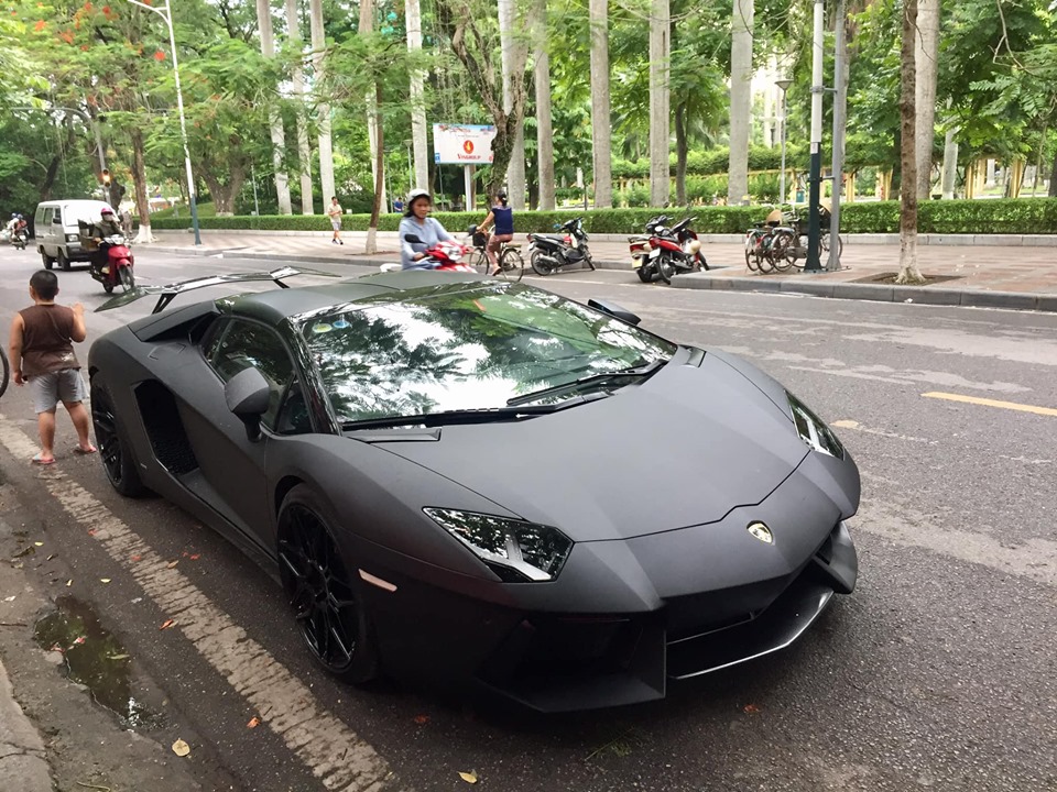 Hiện chiếc si&ecirc;u xe Lamborghini Aventador LP700-4 mui trần đầu ti&ecirc;n về Việt Nam đ&atilde; mang phong c&aacute;ch Batman