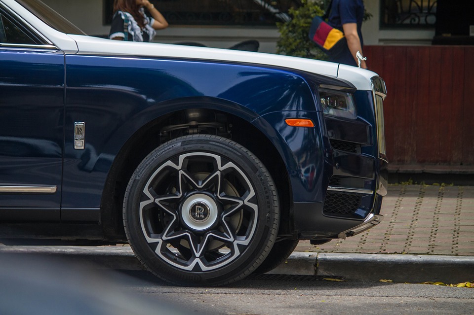 SUV siêu sang Rolls-Royce Cullinan đầu tiên về Việt Nam mới được độ mâm cá tính