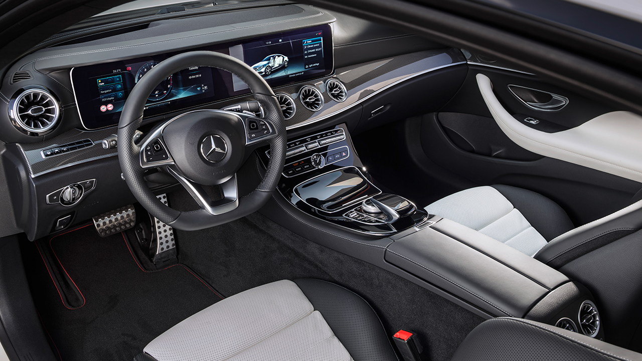Nội thất của E350 2019 được cho là sẽ giống với E300 với chất liệu da và gỗ cao cấp, màn hình giải trí trung tâm 12,3 inch, có giao diện Tiếng Việt, gian loa Burnmester, cửa sổ trời toàn cảnh