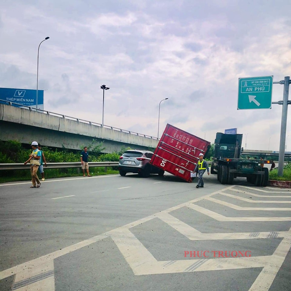 Chiếc xe container bị lật thùng sau khúc cua lên cao tốc đi An Phú tại TP Hồ Chí Minh