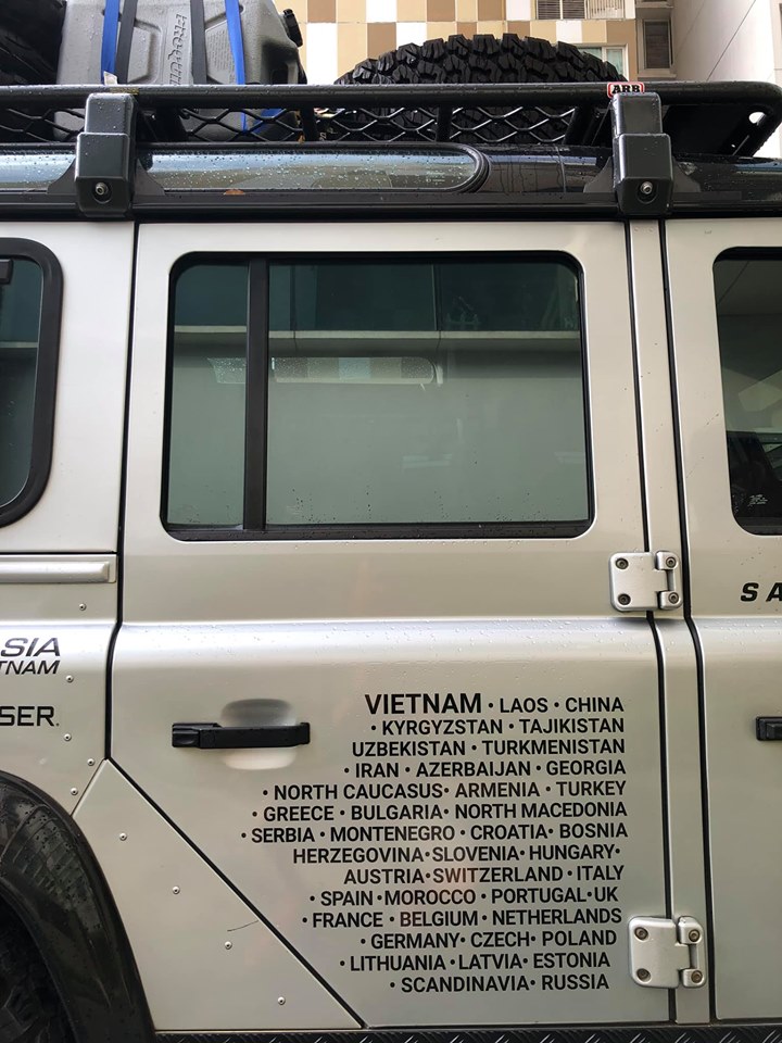 Lộ tr&igrave;nh đ&atilde; được định sẵn, in tr&ecirc;n cửa của chiếc Land Rover đi theo đo&agrave;n