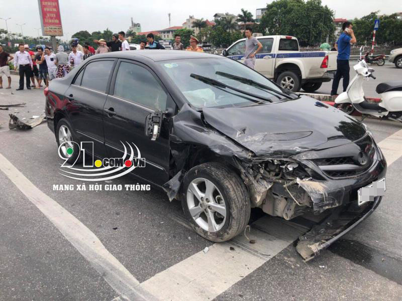 Chiếc Toyota Corolla Altis bị hỏng nặng sau vụ tai nạn liên hoàn