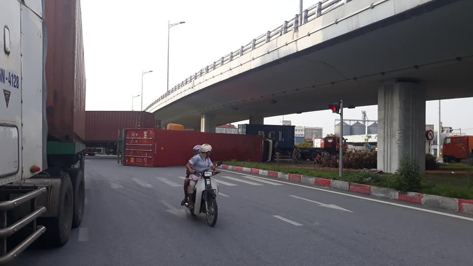 Chiếc xe container nằm lật ngang dưới chân cầu vượt