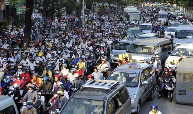 Tốc độ tối đa theo quy định đối với xe ô tô trong khu vực đông dân cư là 40 km/h.