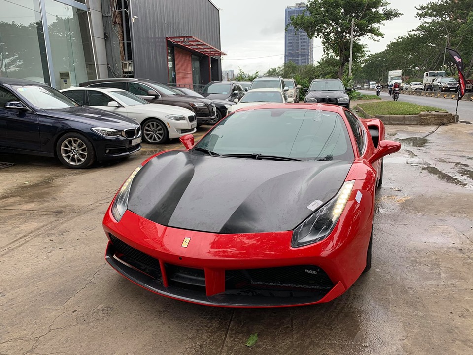 Si&ecirc;u xe Ferrari 488 GTB của Tuấn Hưng xuất hiện với ngoại h&igrave;nh mới sau khi gặp tai nạn