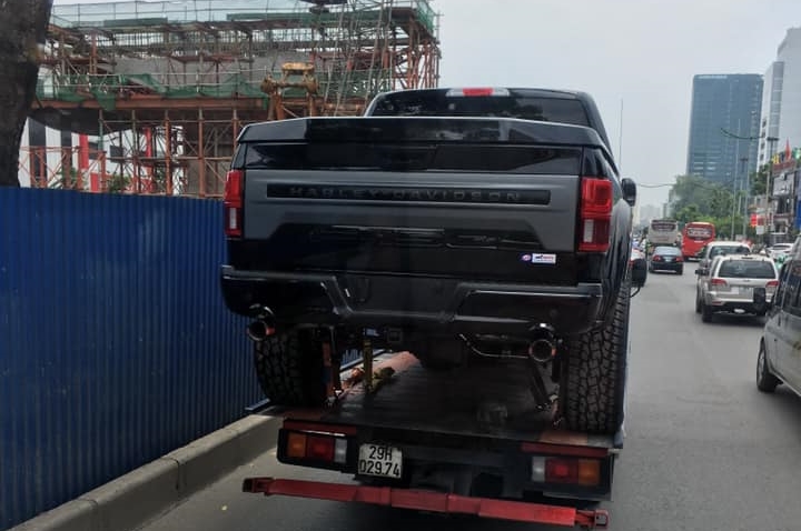 Khủng long hàng hiếm Ford F-150 Harley-Davidson thứ 3 về Việt Nam trên đường phố Hà Nội