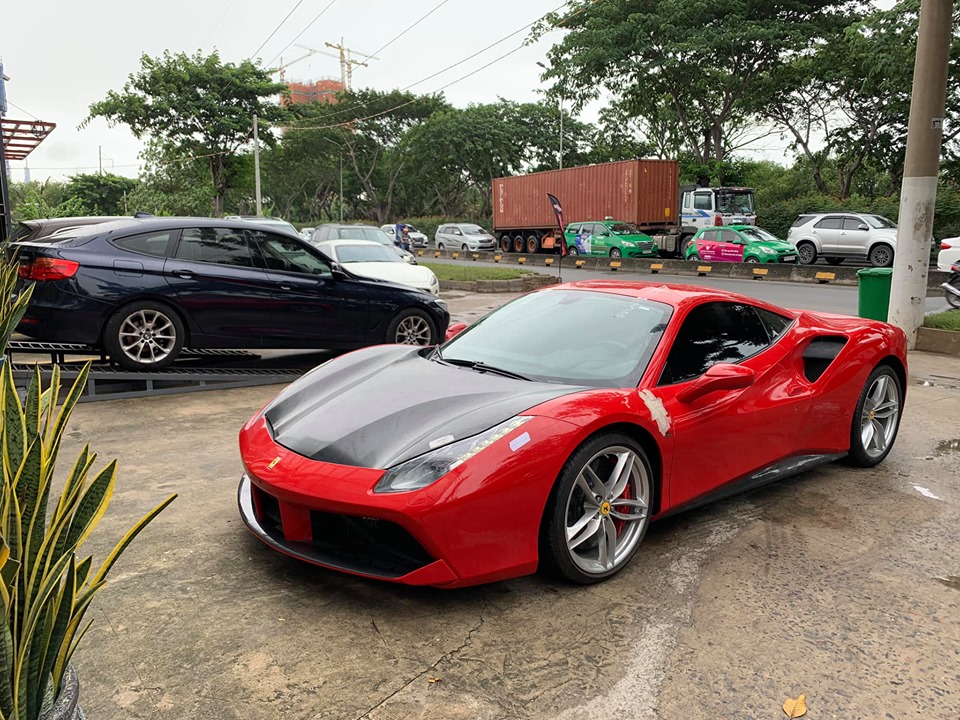 Hiện ngoại h&igrave;nh si&ecirc;u xe Ferrari 488 GTB của Tuấn Hưng đ&atilde; được sửa gần như xong