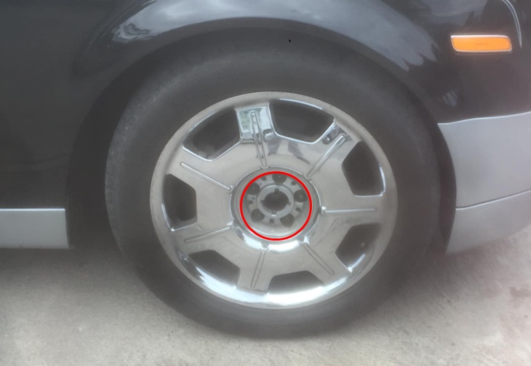 Đ&acirc;y l&agrave; chiếc xe si&ecirc;u sang Rolls-Royce Phantom thứ 2 của Chủ tịch Trung Nguy&ecirc;n bị trộm logo