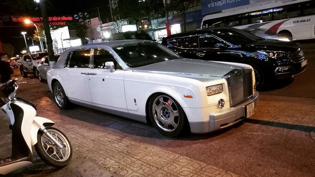Chiếc xe siêu sang Rolls-Royce Phantom đầu tiên của ông Đặng Lê Nguyên Vũ bị kẻ gian trộm logo