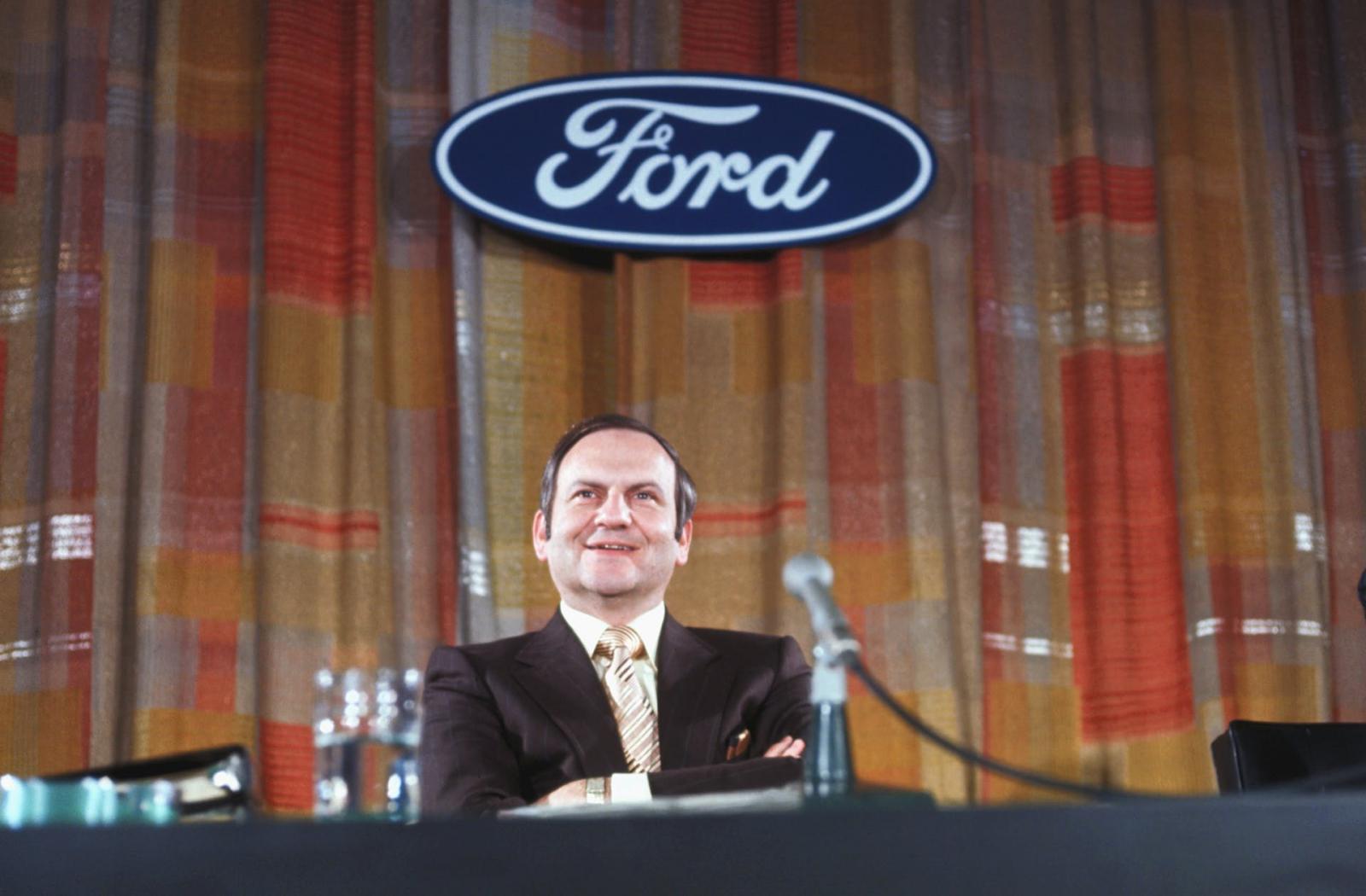 Lee Iacocca trong một buổi họp b&aacute;o của Ford tại Detroit, Michigan năm 1970