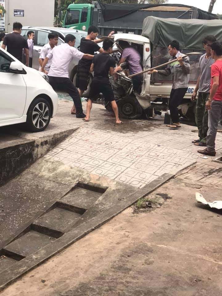 Tài xế xe tải sau cú đâm đã bị kẹt trong khoang lái (Ảnh: Facebook)