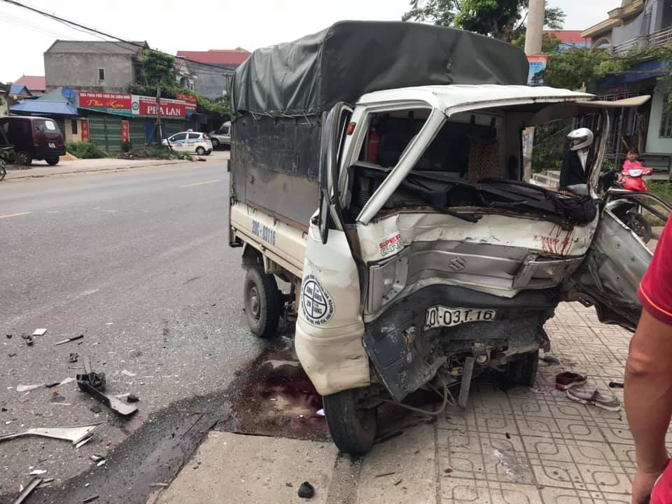 Chiếc xe tải cỡ nhỏ bẹp rúm phần đầu, khoang lái hư hỏng toàn bộ