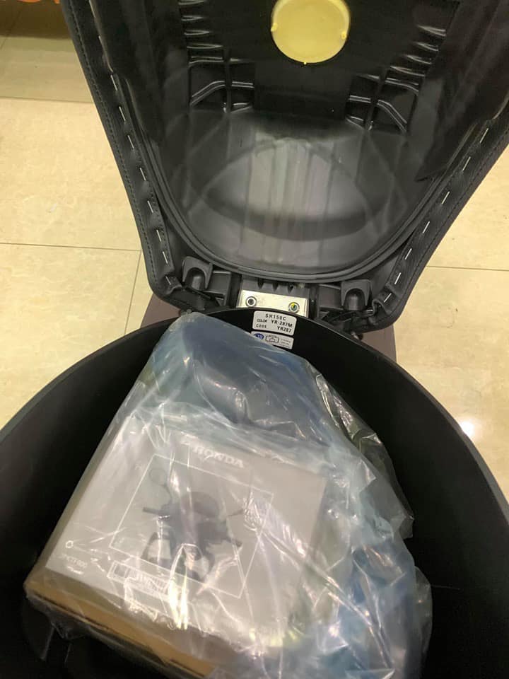 Bên trong cốp xe, các vật dụng như sách hướng dẫn, gương và bộ dụng cụ vẫn còn nguyên trong bọc nilon