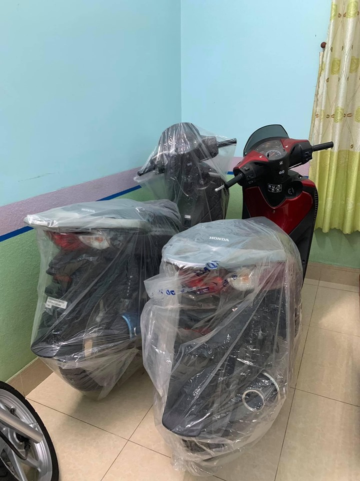 2 chiếc xe mới được bọc nilon kĩ càng và vẫn nguyên đai nguyên kiện
