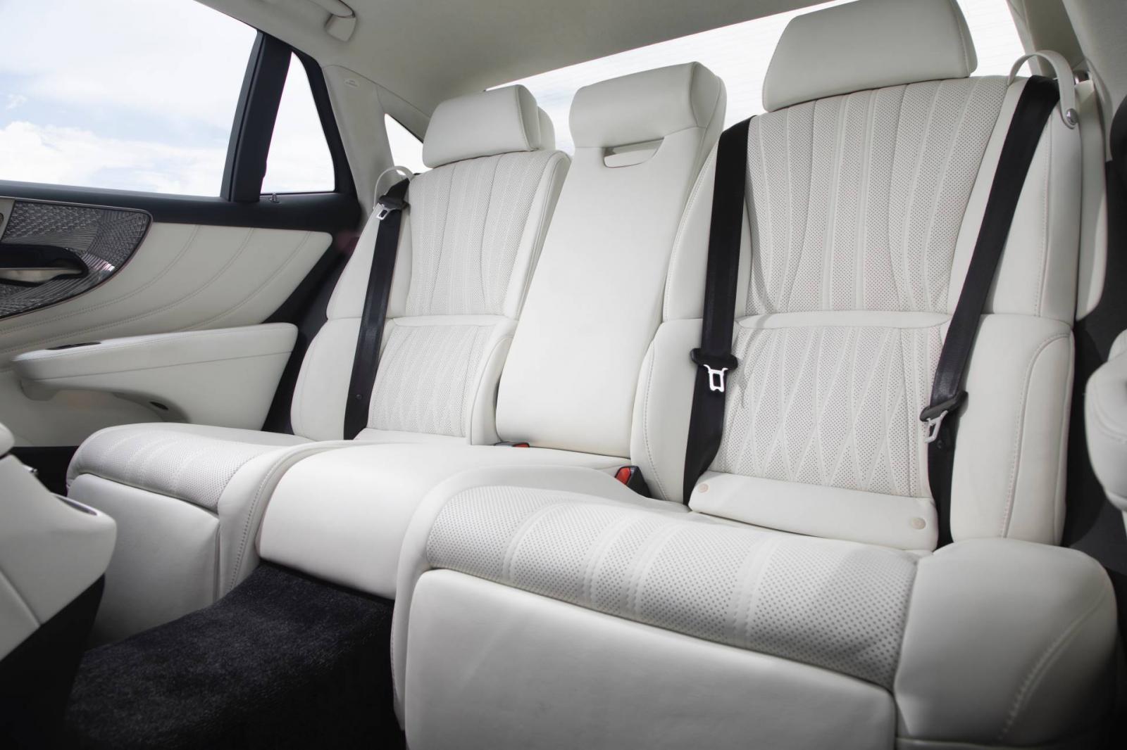 Nội thất bọc da màu trắng sang trọng của Lexus LS500 Inspiration Series 2020