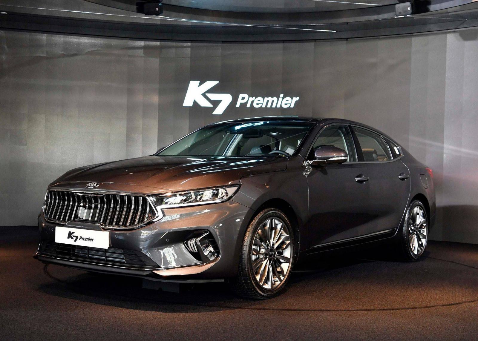 Kia K7 2019 có lưới tản nhiệt lớn hơn với nan dọc dày dặn