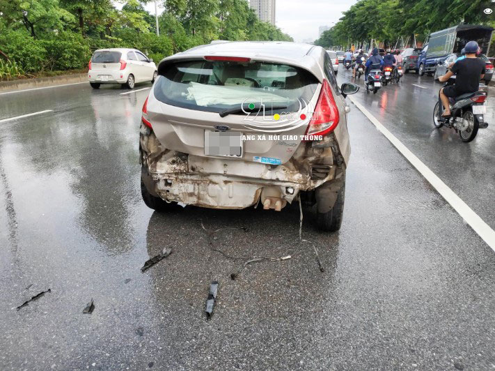 Chiếc Ford Fiesta bị bẹp dúm phần đuôi xe
