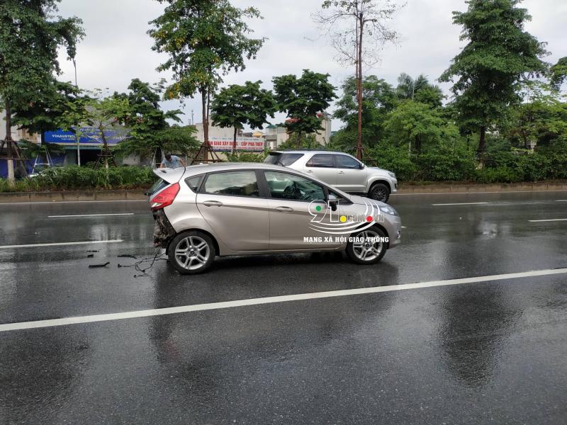 Chiếc Ford Fiesta nằm giữa đường sau vụ tai nạn
